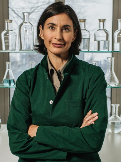 Alessandra Recalcati, fondatrice e direttrice scientifica, nel laboratorio