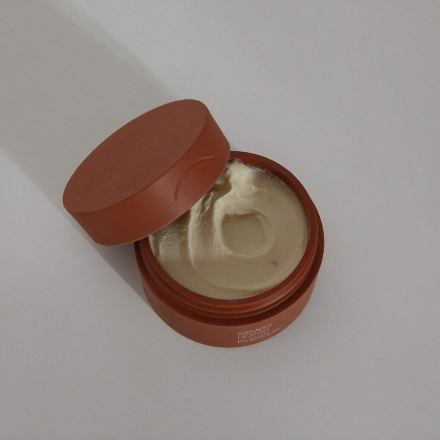 Vaso in ceramica terracotta aperto della Maschera Notte Riparatrice con texture cremosa visibile